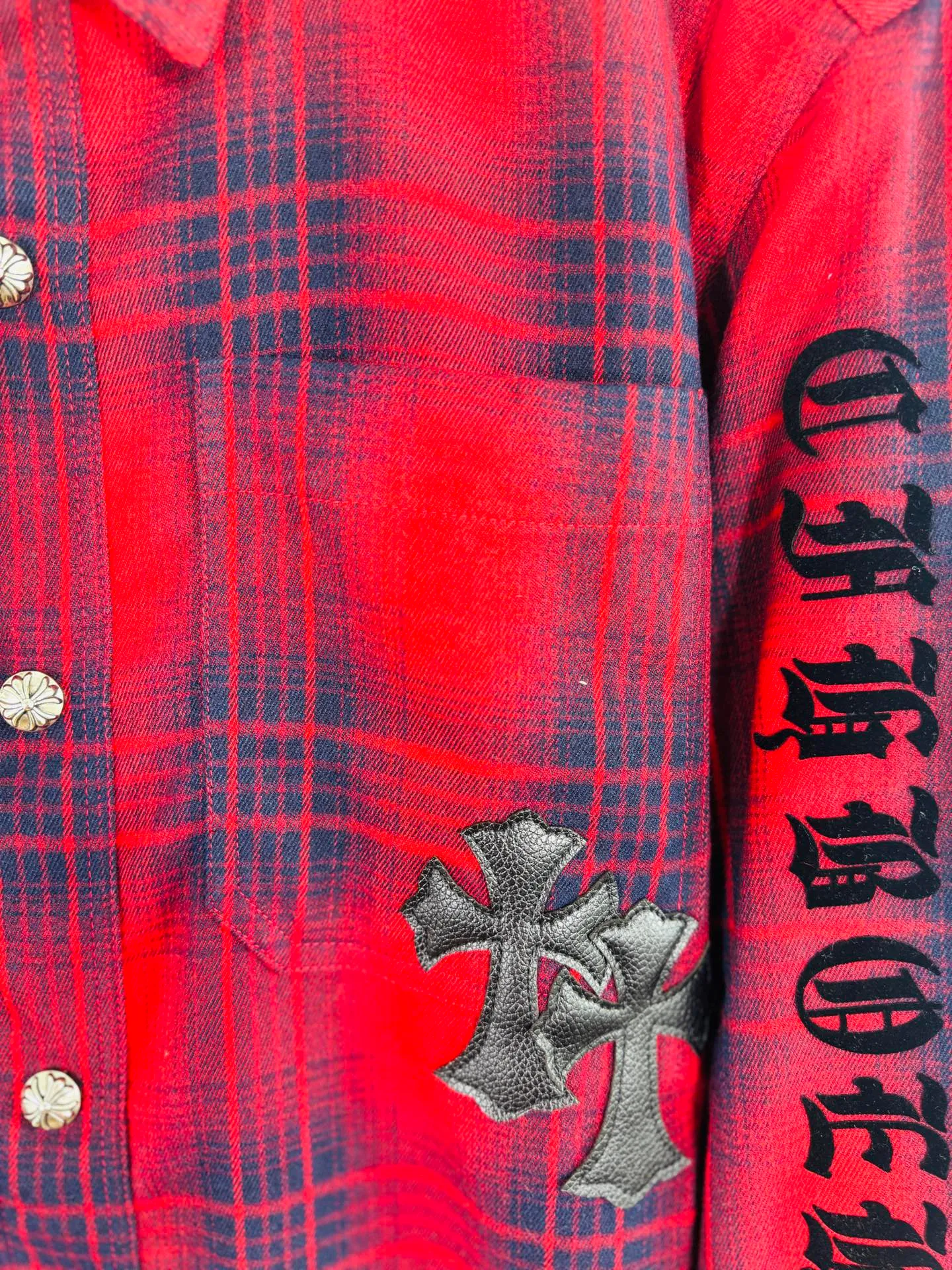 P250 top version, real shot without P, ​​different from market currency) 𝗖𝗵𝗿𝗼𝗺𝗲 𝗛𝗲𝗮𝗿𝘁𝘀/Cro Xin 2025 leather plaid shirt Accessories: Original model-opening collar label ➕100% silk wash water label. Genuine purchase-grade original hangtag➕matching hanging rope➕3D hanging beads➕original packaging bag. Craftsmanship: The original version has consistent wiring! The highest version of the armhole matching technique! Color: Red Black Size: S M L XL Style No.: 8001